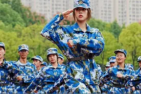 烟雾弹、火箭筒、装甲车上阵，武汉高校军训战术表演燃爆全场！图片