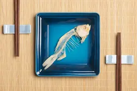 鱼刺卡喉，喝醋、吃馒头方法不可取 正确方法在这里图片