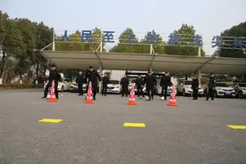 障碍运球接力、足式保龄球……这场趣味运动会拉满冬日欢乐值图片