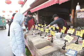 新春走基层丨年货市场：满满烟火气 浓浓新年味图片
