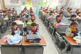 我市多所学校引进新式课桌椅图片