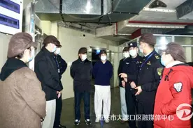 大渡口区市场监管局开展突击检查 守护师生“开学第一餐”图片