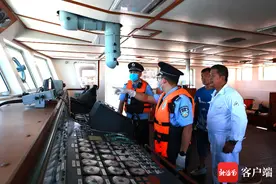 三亚口岸迎来首艘香港籍超级游艇 边检将服务窗口前移快速办理通关手续图片