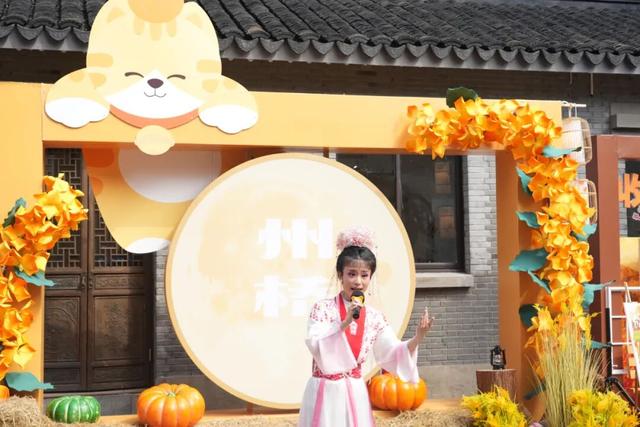 老街秋意浓，烟火气里遇见丰收美好
