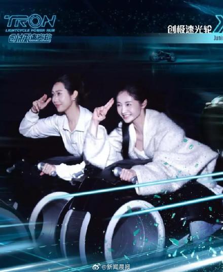上海迪士尼创极速光轮限时全新红橙光效
