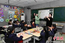 山东青岛:中俄小学生线上联动共作“龙年”非遗手造图片