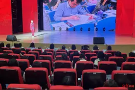 截瘫男子力克病魔考上大学，创业带动多名残疾人就业！宜宾这场“故事会”感动听众图片