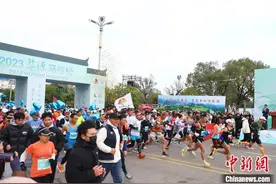 “最美乡村”婺源马拉松冬日开跑图片