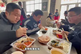西塞山区推广学生集中用餐陪餐制 校长和我一起吃食堂图片