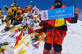 180斤“胖哥”自述登顶珠峰经历：曾每天负重爬24楼锻炼图片