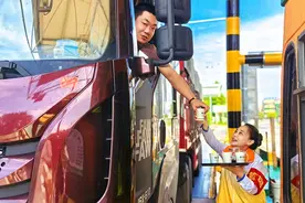 广福中心收费站：迎“烤”验送清凉，“E”路服务不止步图片