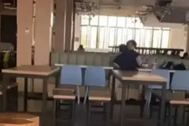 网传大学生情侣在食堂内行为不雅？贵州大学辟谣！图片