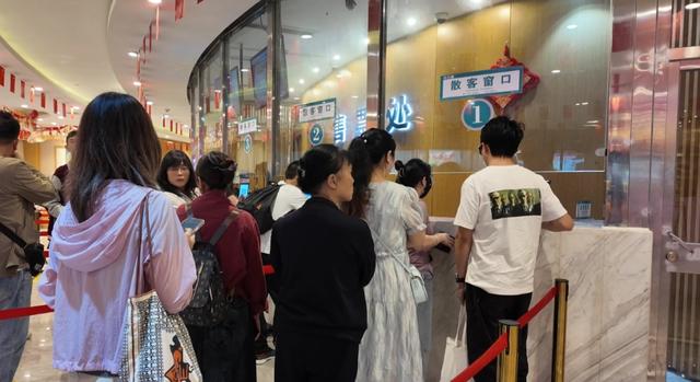 日均接待9000人！安顺龙宫景区假期旅游“热”力不减