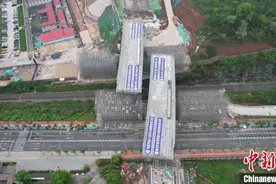 总重1.4万余吨 上跨成渝铁路的双幅转体桥成功转体图片