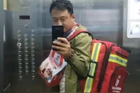 那个在武汉背AED送外卖的小哥，想要跑赢时间图片