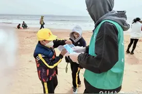清洁沙滩垃圾，大学生志愿者用行动守护美好家园图片