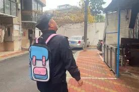 上学途中丢失书包，民警冒雨骑行10公里找回图片