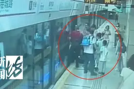 事发今晨上海地铁！有人整条腿瞬间被卡！这一幕太惊险，围观市民反应神速→图片