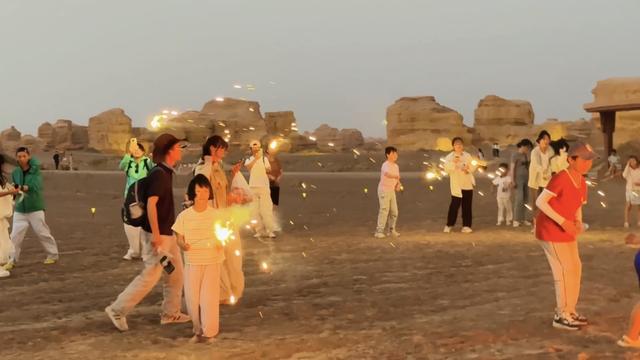 敦煌雅丹狂欢夜持续两月嗨翻丝路！