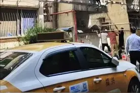 武汉一居民楼起火，两位“蜘蛛侠”出手了！图片