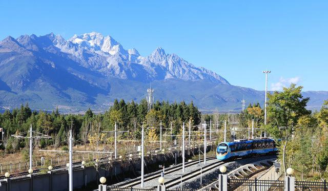 坐着公交看玉龙雪山，丽江“公交+文旅”入选全国典范
