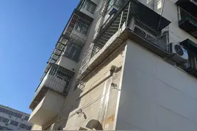老人洗衣忘关水龙头致路面结冰，社区人员及时除隐患图片