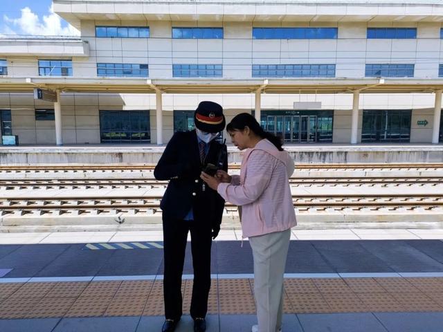 旅客齐呼“哇塞”！窗外闪过……
