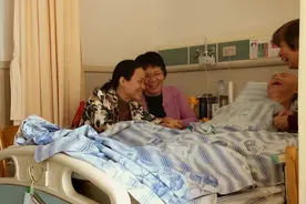 这种陪伴真的有意义吗？纪录片《最后的，最初的》里的临终关怀图片