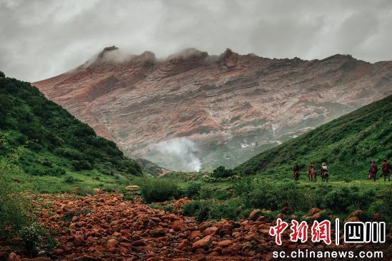 四川新龙藏在高原大山深处的丹霞奇观