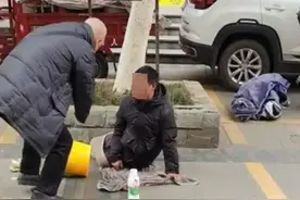 “正义大爷”驱赶“断腿”行乞人员：残疾是装的 目击者：捡起地上的钱就跑了图片
