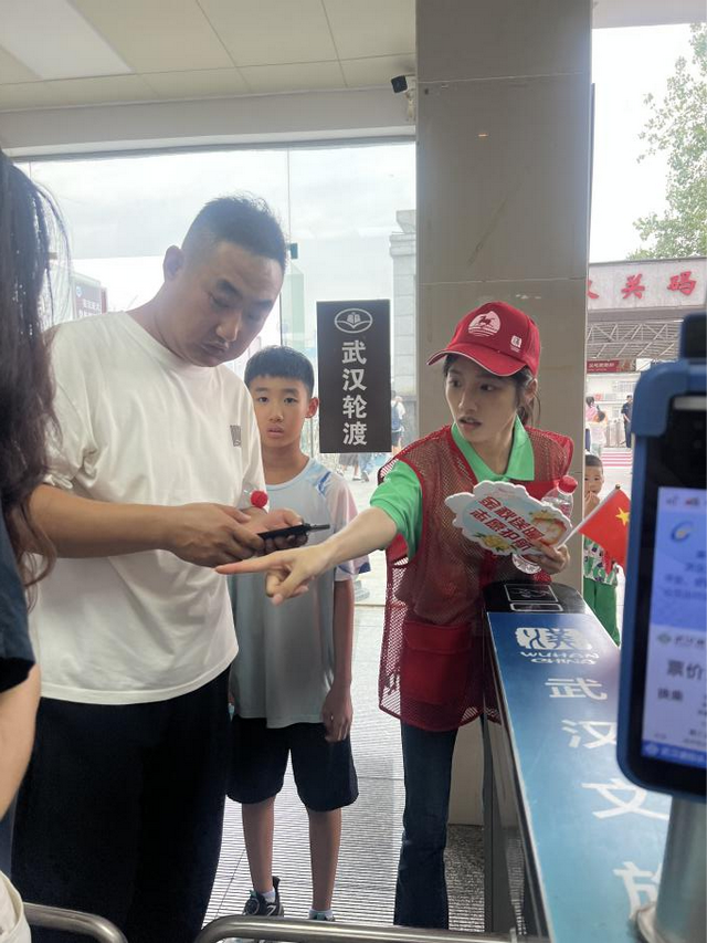 国庆节“志愿红”暖透江城，武汉文旅志愿者绘就文明出游好风景