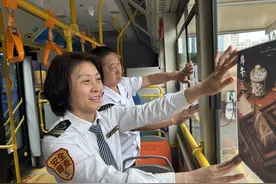 送香囊、话民俗，青岛巴士端午主题宣传车“粽”情“粽”意！图片