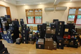 上海独居老人豪掷900万收了上千件古玩，女儿暗中送检竟全是假的图片