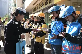 广州“电鸡”新规实施，交警部门为外卖骑手送上“安全锦囊”图片