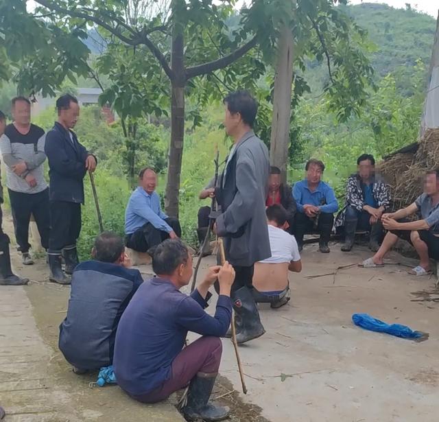 贵州农妇反抗猥亵被杀害，凶手竟淡定参与找人，一件事让他崩溃：有人讲出杀人细节，他躲在墙角默不作声