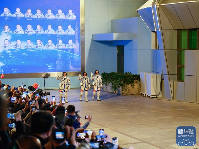 神舟二十一号航天员乘组出征仪式在酒泉卫星发射中心举行