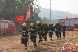 灭火技能大比拼，他们比了这些科目图片