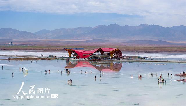 青海乌兰：盐湖美景醉游人
