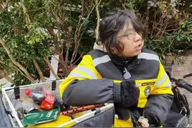 上海街头邂逅的暖意！外卖小哥等灯间隙吹笛，感染众多网友图片