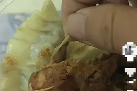 重庆一幼儿园发放的鸡腿上还带有羽毛？ 属地主管部门回应图片