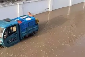 江苏泰州一小区发生自来水管破裂 路面出现大面积塌方图片