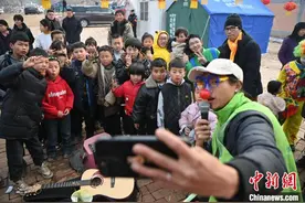 “流浪歌手”汤小乐：用民谣点亮积石山的春天图片