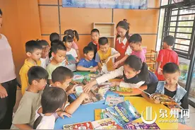 第一次读“立体书” 山里娃着了迷图片