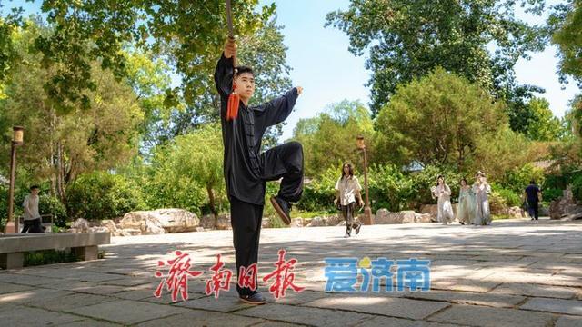 一年四季 泉在济南丨大明湖遐园：济南版“苏州园林”变身汉服佳人取景地