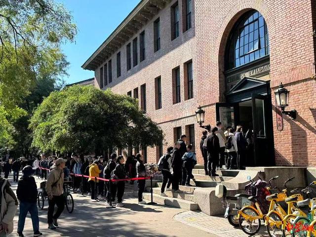 探访清华大学高研院杨振宁缅怀室：现场排数十米长队，有耄耋老人，也有父母带孩子前来吊唁