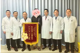 帅小伙控制不住扮丑竟是得了罕见病图片