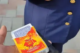 “这里是迪士尼，不是棋牌室”，一男子带扑克被翻包阻拦……图片