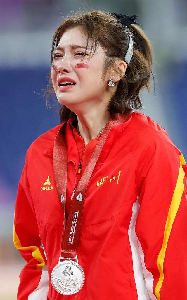 吴艳妮发9宫格写真引网友嘲讽，本人回怼：人太闲不是件好事，多专注自己的工作比什么都强