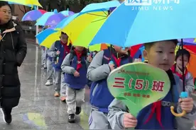 雨天不愁！武汉一小学有200余把爱心伞图片