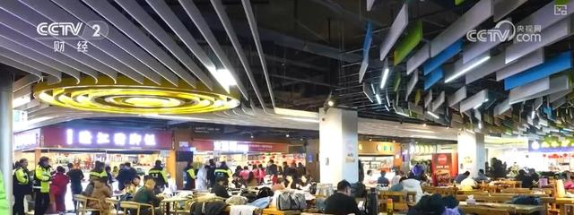 “夜滑”“景+滑”“剧+滑”跨界融合 “一站式”冰雪体验点燃冰雪消费热引擎